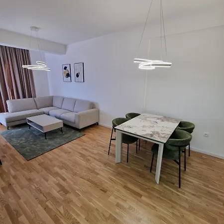 Delux Dadi Plaza פודגוריצה